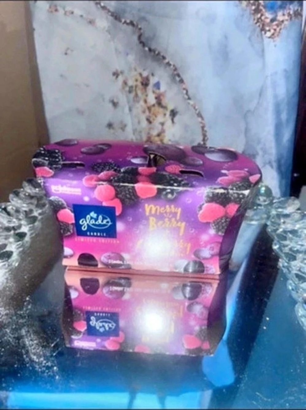Glade candles 2 in one pack smells amazing !!